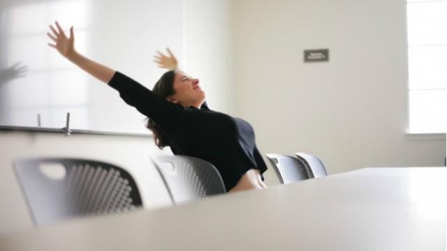 Вправи для офісу, які врятують від болю у спині Вправи для офісу, які врятують від болю у спині