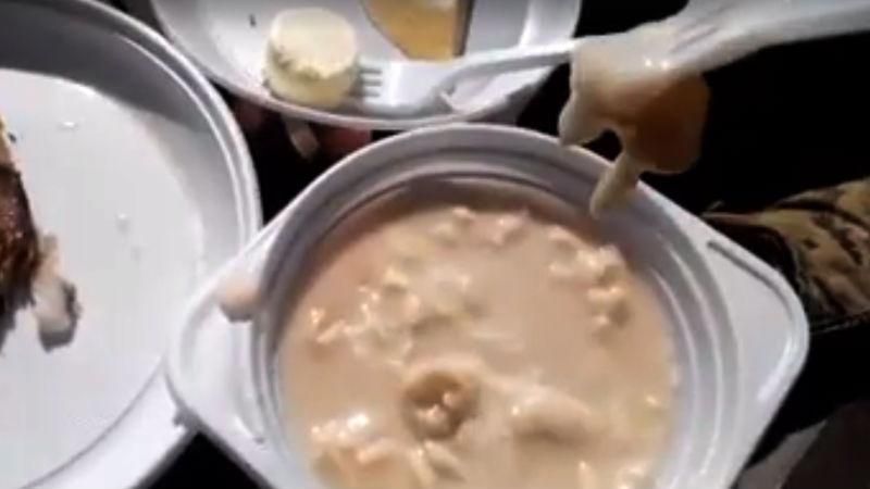 Клей-макароны и "ароматная" рыба: чем кормят военных на учениях Клей-макароны и "ароматная" рыба: чем кормят военных на учениях