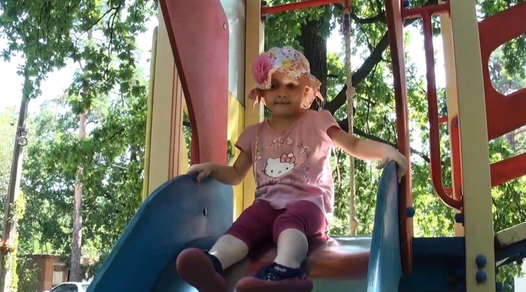 Девочка ищет благотворителей для спасения жизни Девочка ищет благотворителей для спасения жизни