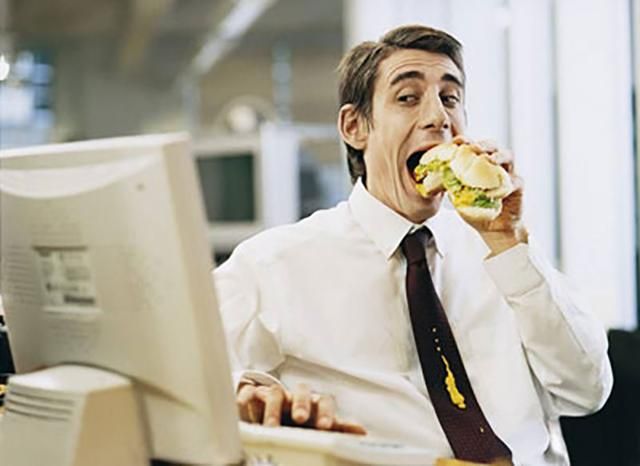 Топ-5 причин, почему люди толстеют на работе
