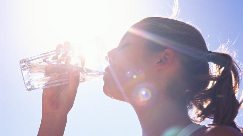 Як пити більше води: чотири поради 
