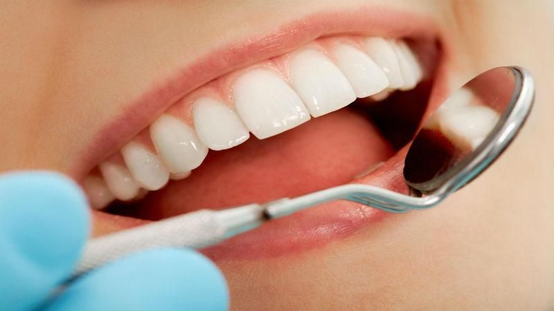 Стоматологи назвали ягоду, которая защищает зубы