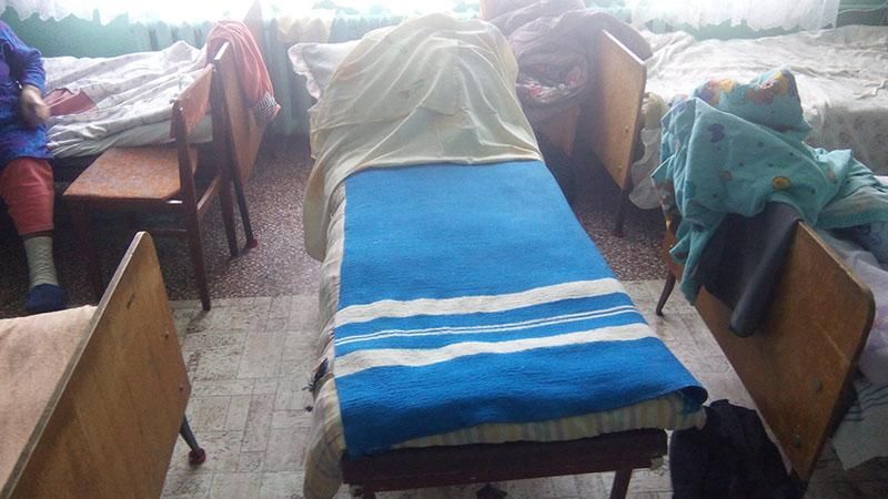У Сумах хвору пенсіонерку замість лікарняного ліжка поклали на лавку