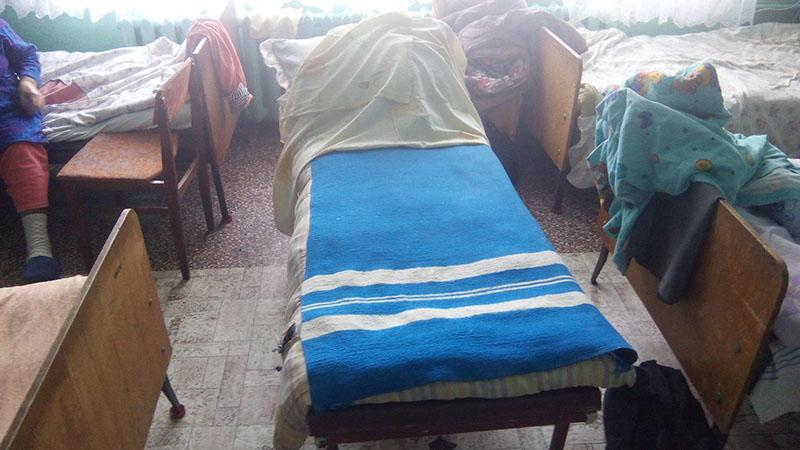 В Сумах больную пенсионерку вместо больничной койки положили на скамейку