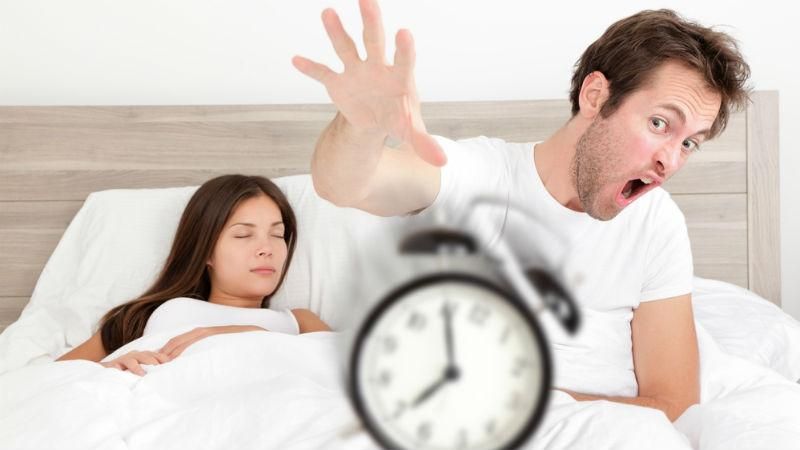 Любите переводити будильник? – експерти розповіли, чому це небезпечно