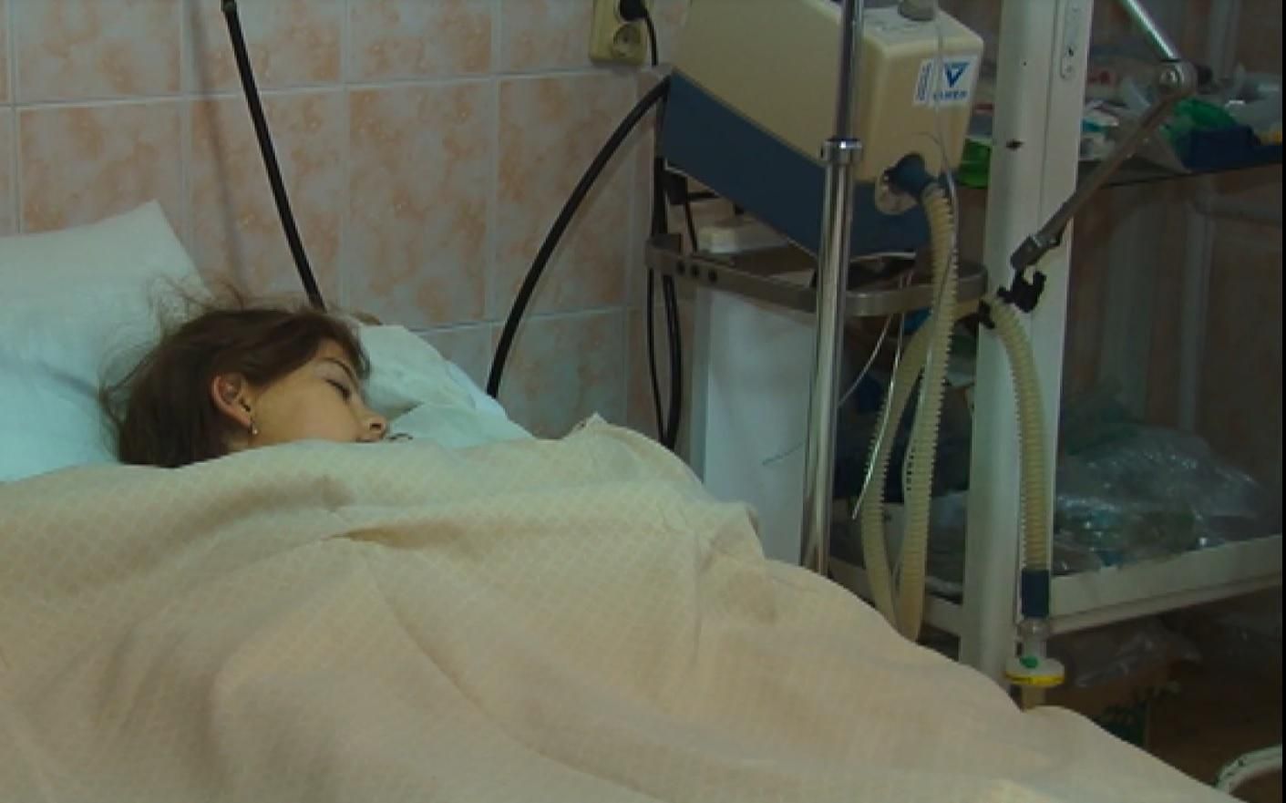 Лікар розповів про стан школярки, на яку впало дерево в Ужгороді Лікар розповів про стан школярки, на яку впало дерево в Ужгороді