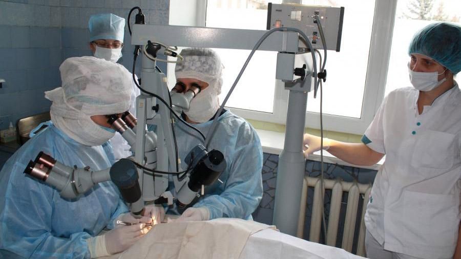Як подружжя офтальмологів з Луганська рятує зір українським бійцям