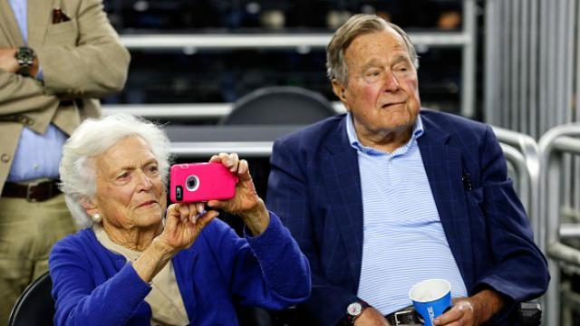 Стало известно, почему госпитализировали Джорджа Буша-старшего с женой