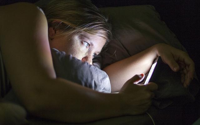 Топ-5 причин не ложиться в постель со смартфоном