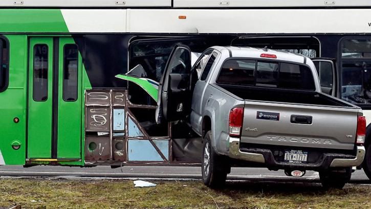 Фургон розгромив автобус з людьми: вражаюче відео Фургон розгромив автобус з людьми: вражаюче відео