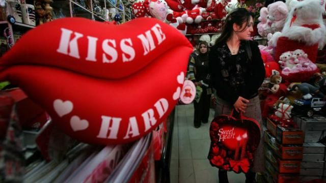 День влюбленных или праздник продавцов цветов и сувениров: что скрывает 14 февраля