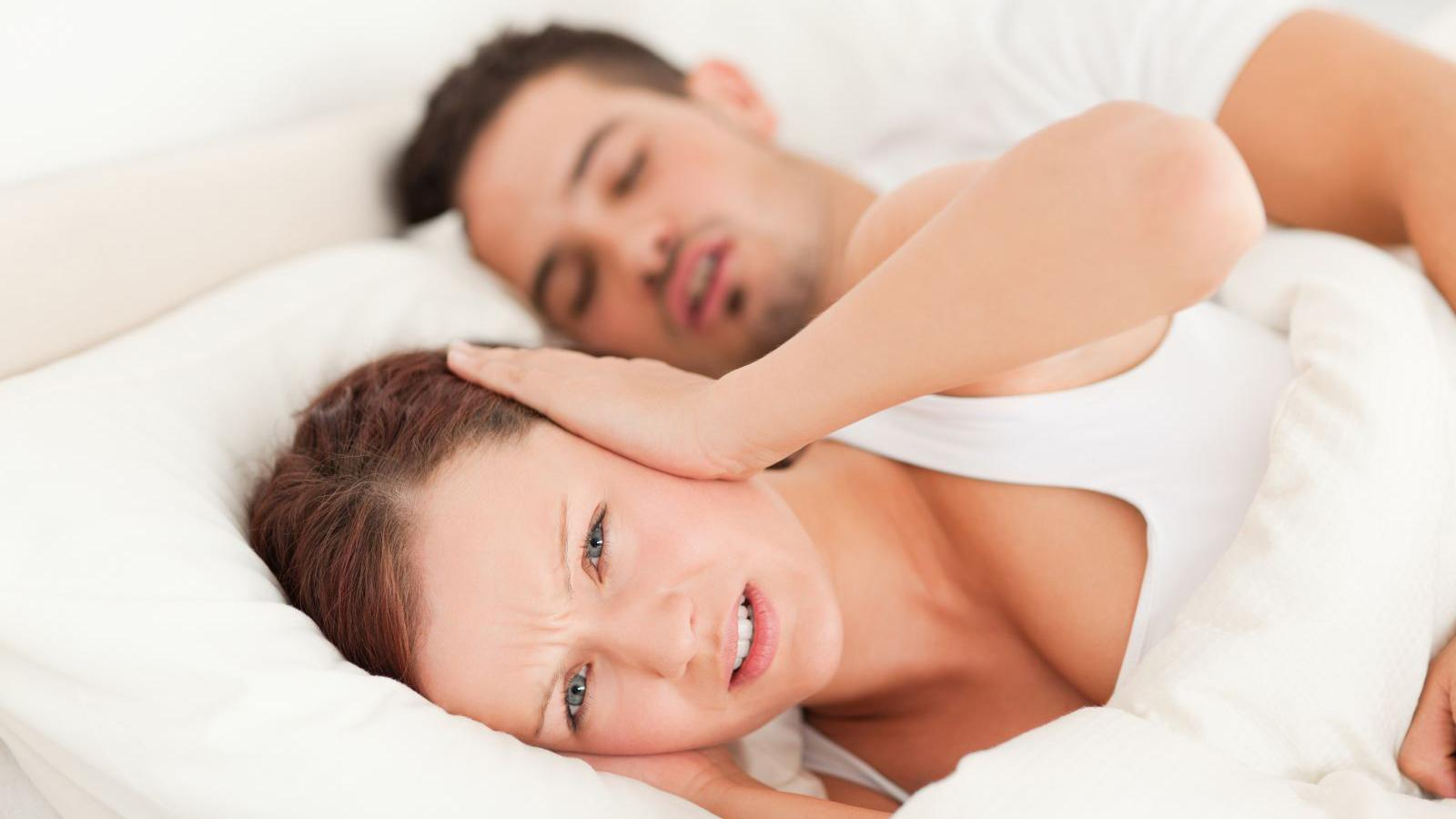 Ученые назвали 4 причины храпа