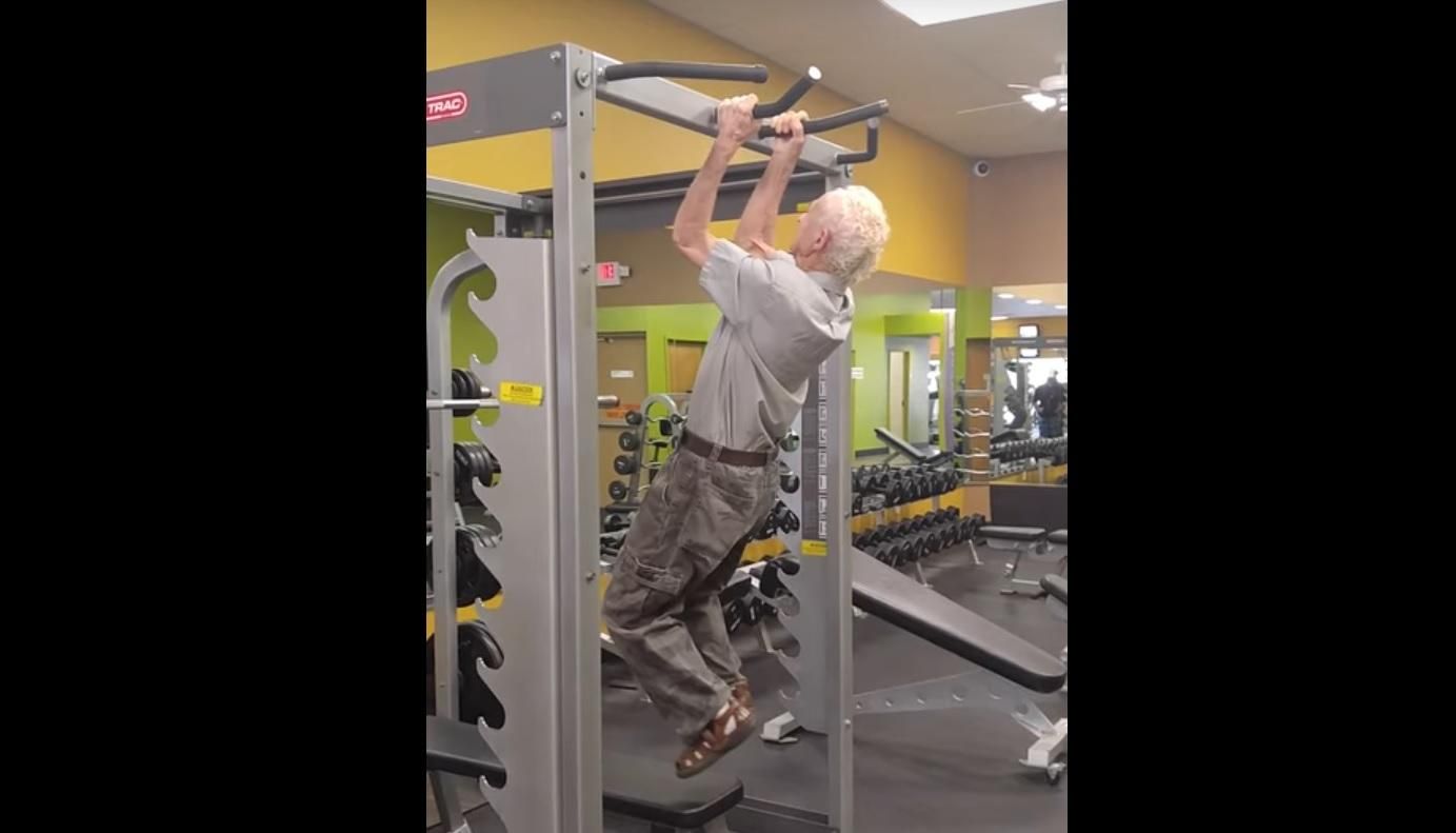 90-річний дідусь підтягнувся 24 рази: неймовірне відео