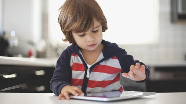 Чи шкідливий планшет для маленьких дітей: вчені дали відповідь 