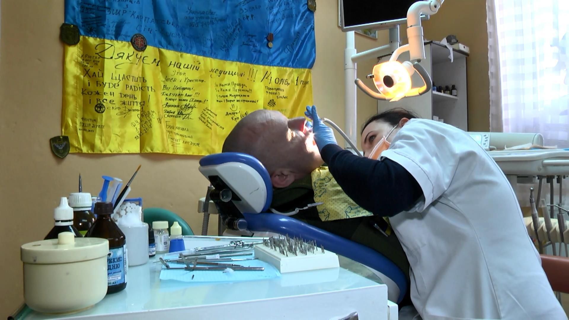 Як стоматологи-волонтери лікують на лінії фронту