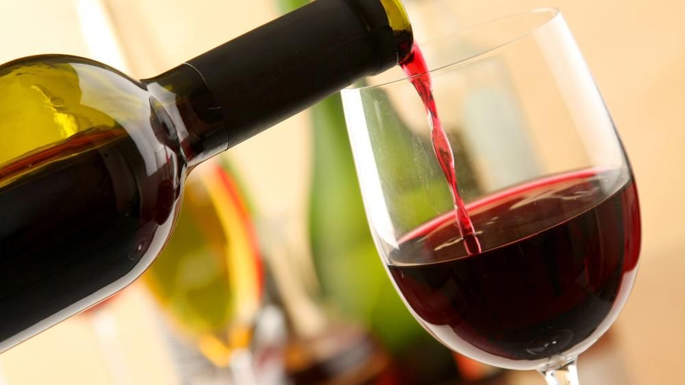 Чем опасно дешевое вино: комментарий медика