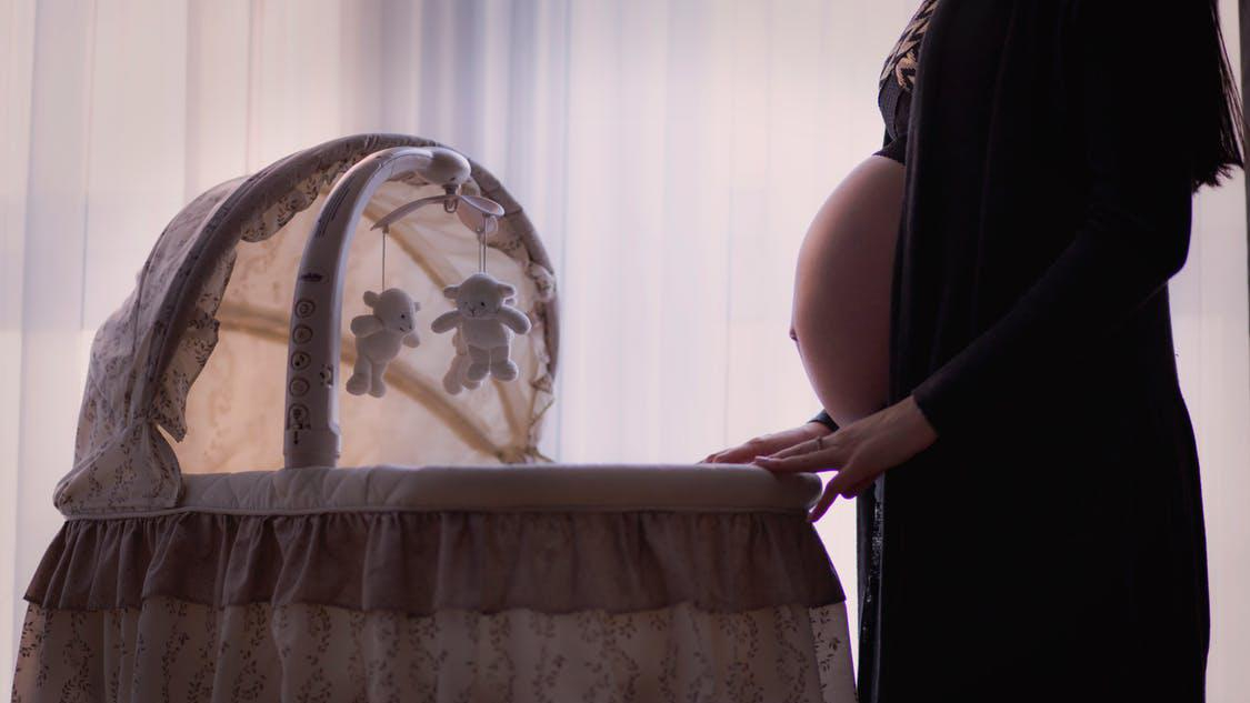 Дети в утробе нуждаются в прикосновениях матерей, – ученые