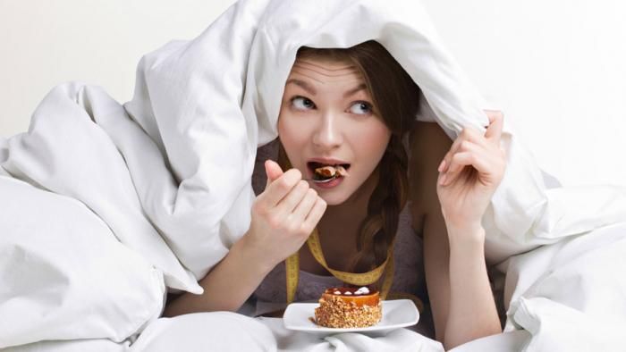 Вчені розповіли, чому від недосипання більше хочеться їсти