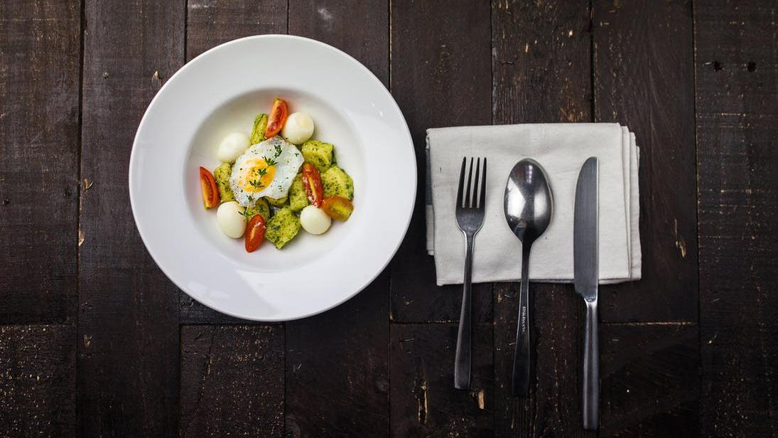 Как избавить себя от привычки есть на ночь: 6 полезных советов