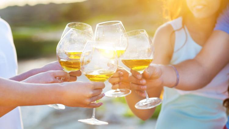 Советы, как нейтрализовать последствия алкоголя для кожи