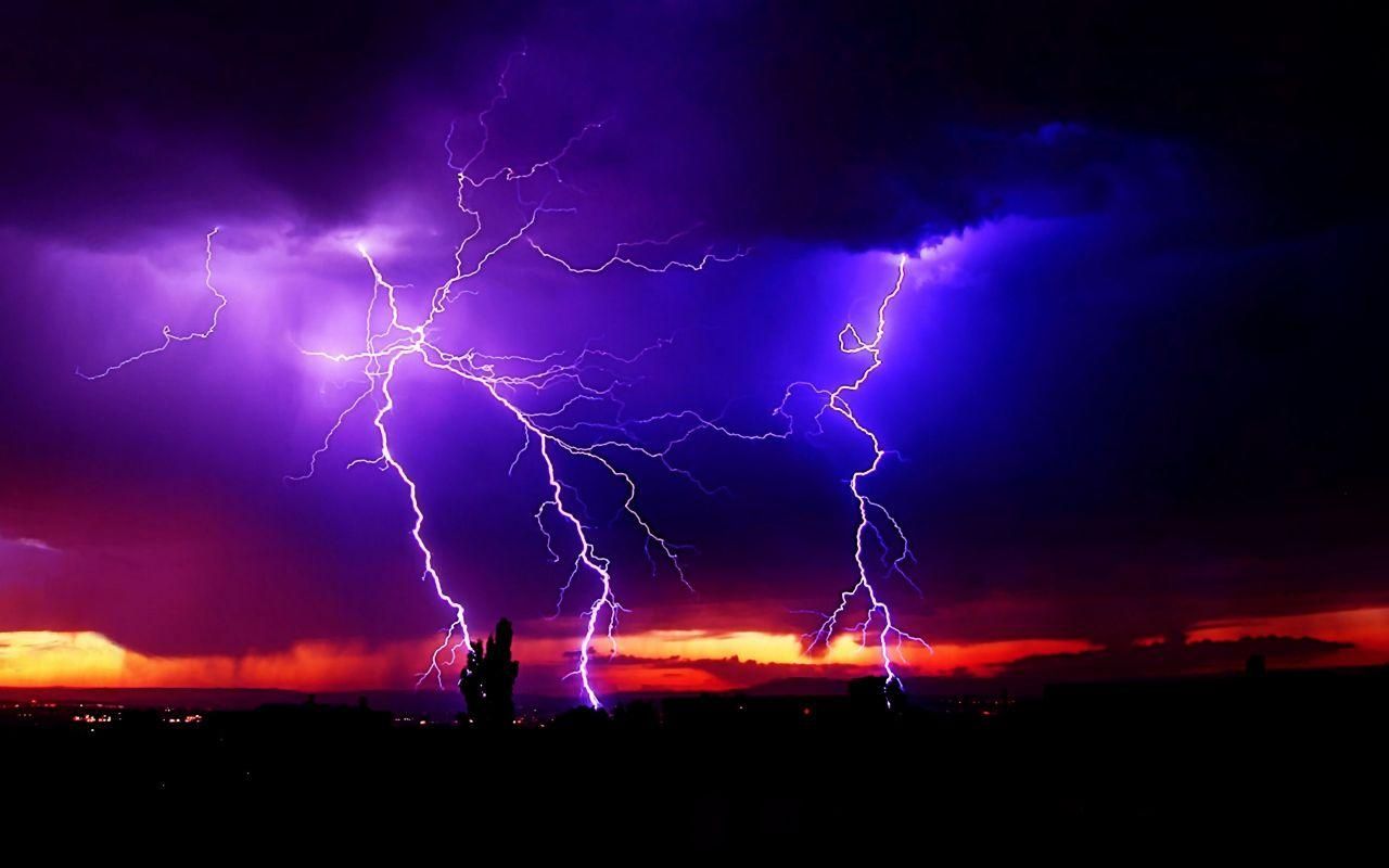 Блискавка – поради як врятуватися від удару блискавки під час грози