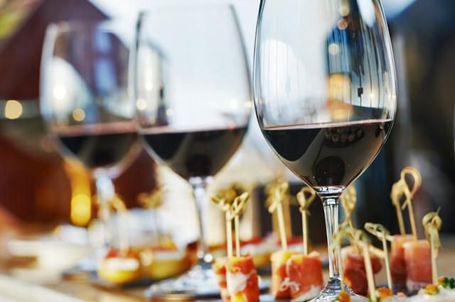 Как выбрать вино в ресторане: 5 распространенных ошибок