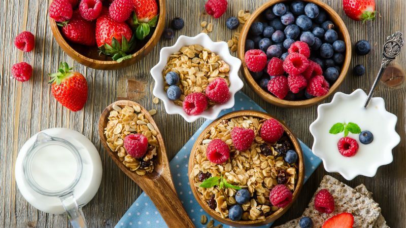 Вкусно и полезно: диетологи назвали идеальной летний завтрак
