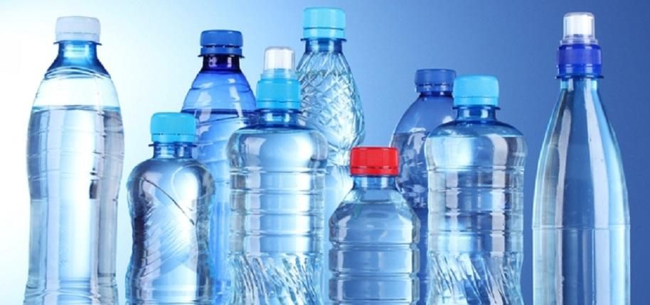 Безопасно ли пить воду из пластиковых бутылок: объяснение эксперта