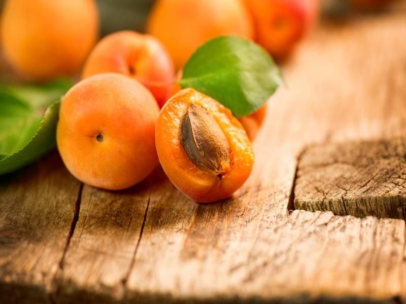 Абрикоси: кому і чому не можна їсти абрикоси - дієтолог