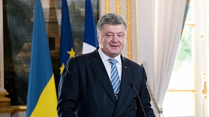 Во время встречи с Порошенко несколько человек потеряли сознание в Сумах Во время встречи с Порошенко несколько человек потеряли сознание в Сумах