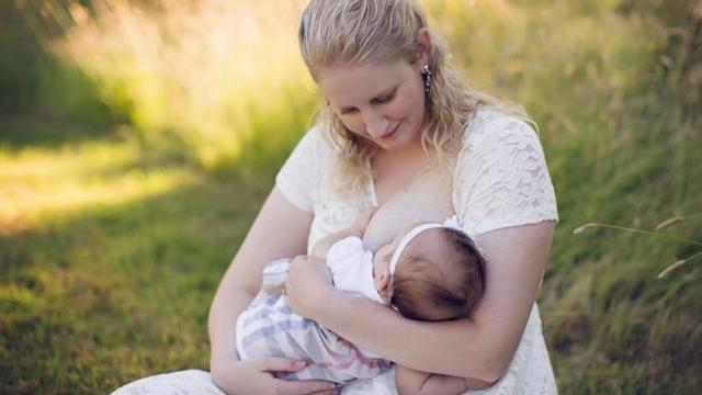 Женщина собирает собственное грудное молоко и отдает на благотворительность