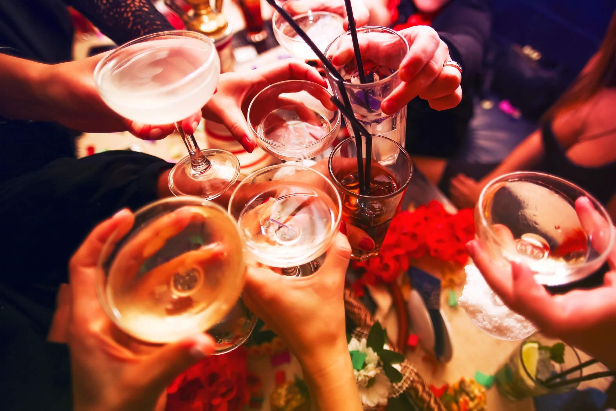 5 корисних порад, як вживати алкоголь на вечірках і легше перенести похмілля