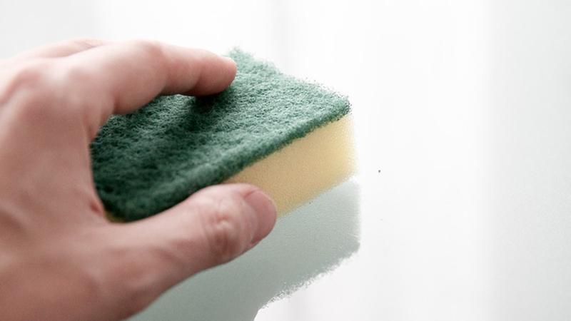 Ученые назвали страшную опасность от губок для мытья посуды