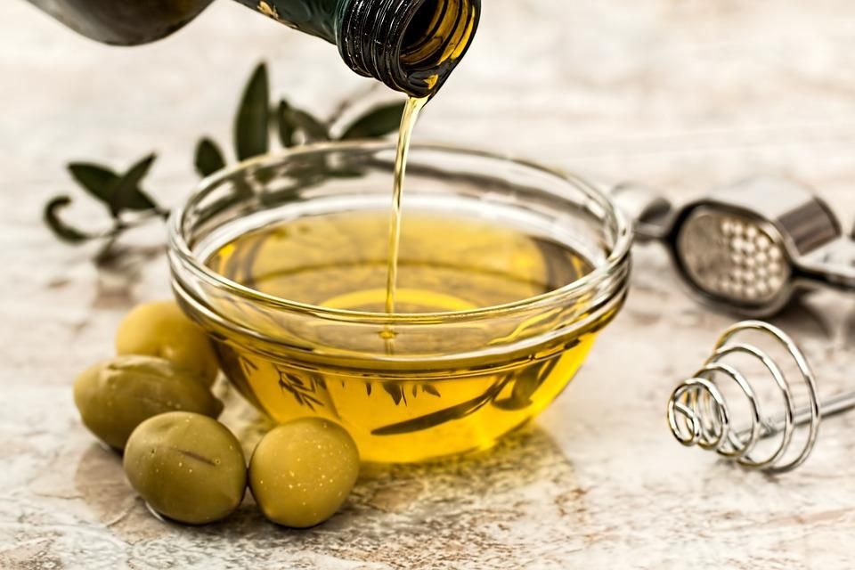 Чому маска з оливкової олії корисна і як її приготувати: 2 простих рецепти
