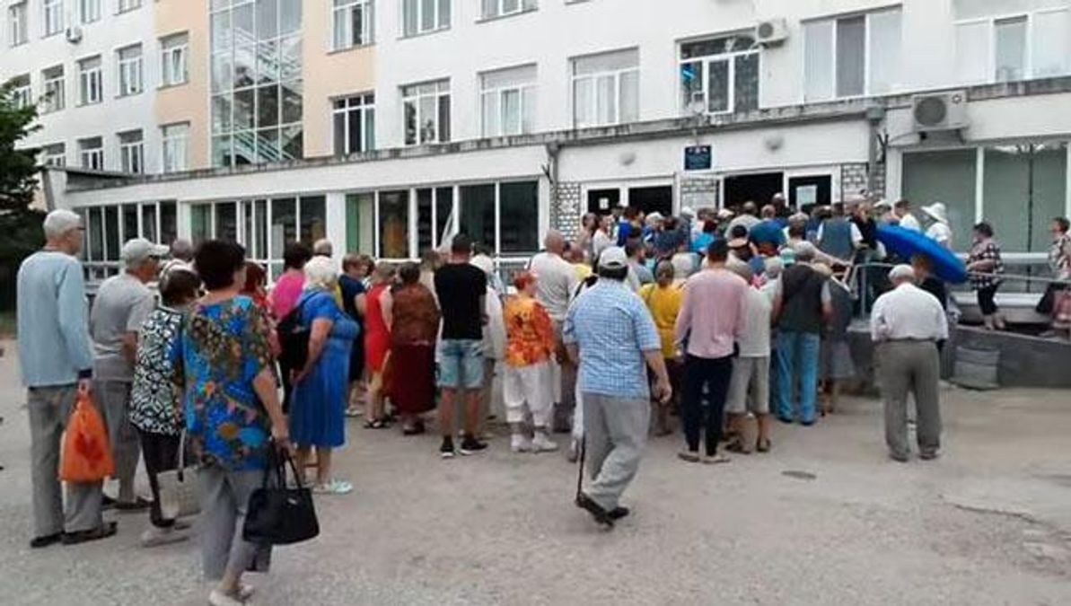 В оккупированном Крыму люди стоят в огромных очередях в поликлиники: фотофакт В оккупированном Крыму люди стоят в огромных очередях в поликлиники: фотофакт