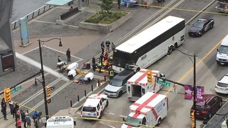 Автобус врезался в толпу в Канаде: много пострадавших