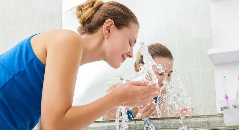 Три способа улучшить состояние кожи с помощью простой воды