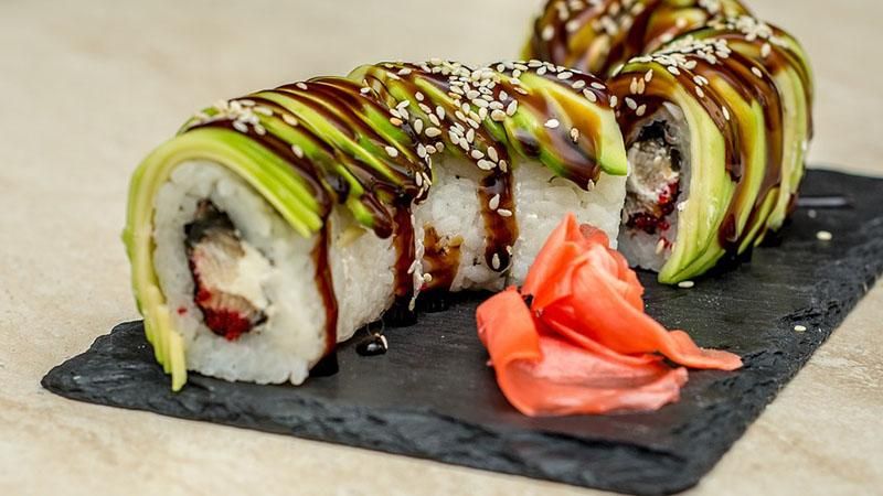 Як правильно їсти японські страви: смачні секрети для суші та місо-супу 