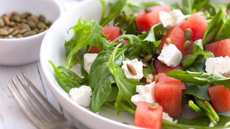 Вкусно и полезно: рецепт летнего салата из арбуза, феты и рукколы