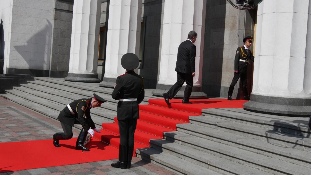 СМИ выяснили, как судьба поиздевалась над солдатом, потерявшим сознание на инаугурации Порошенко СМИ выяснили, как судьба поиздевалась над солдатом, потерявшим сознание на инаугурации Порошенко