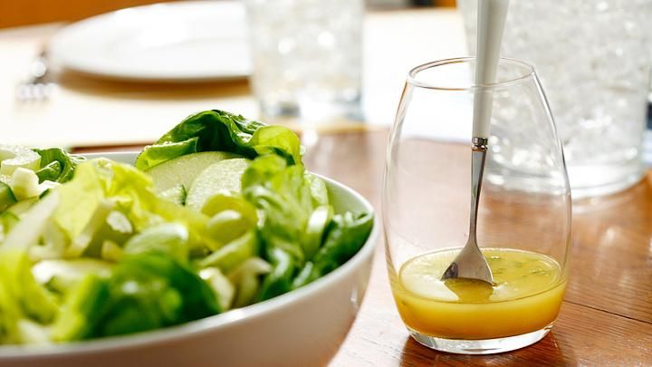 ТОП-3 рецепти дієтичних заправок для салатів, які замінять шкідливий майонез