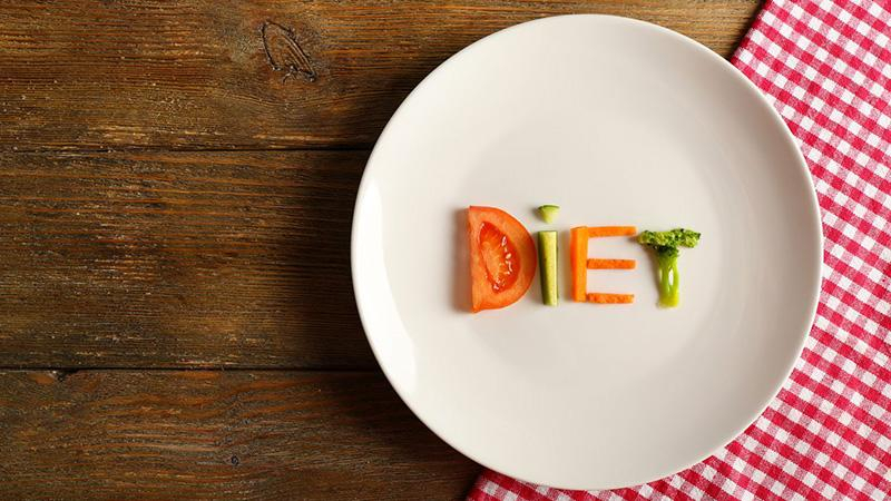 Диетологи назвали психологические трюки, которые помогут вам похудеть