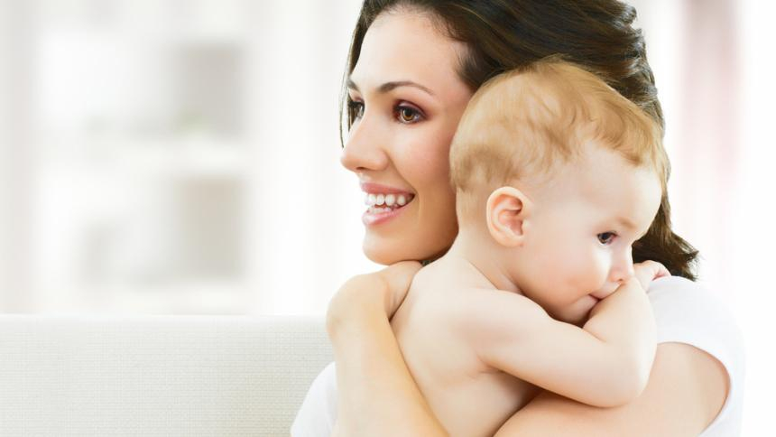 Голос матери меняется во время разговора с детьми: новое исследование