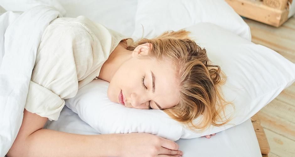 Чому не варто лягати спати з вологим волоссям: 7 переконливих причин