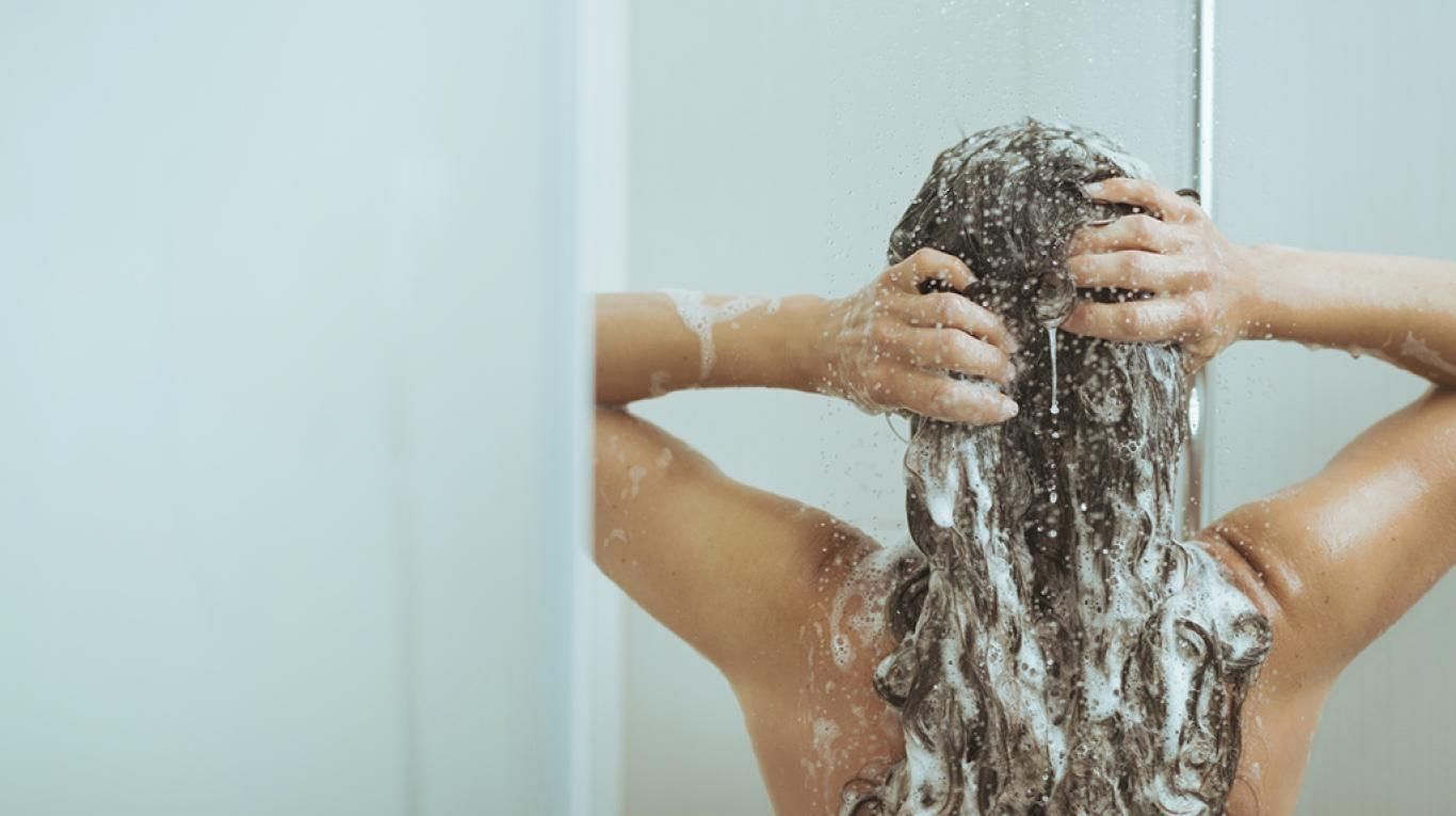 Почему нельзя умываться под душем: советы дерматологов