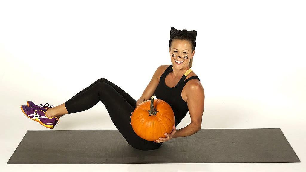 Тренировки на Хэллоуин: эффективные фитнес-упражнения с тыквой