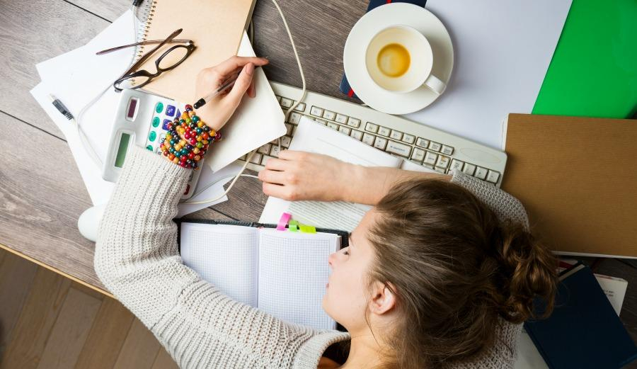 Ученые сравнили плохой сон с действием алкогольных напитков: новое исследование