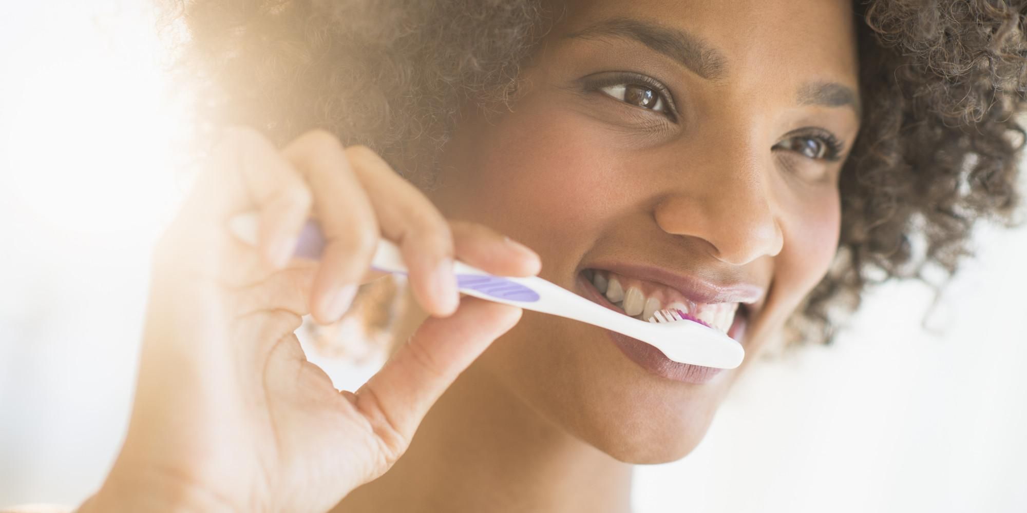 Стоматологи назвали продукт, который может очистить зубы не хуже зубной пасты