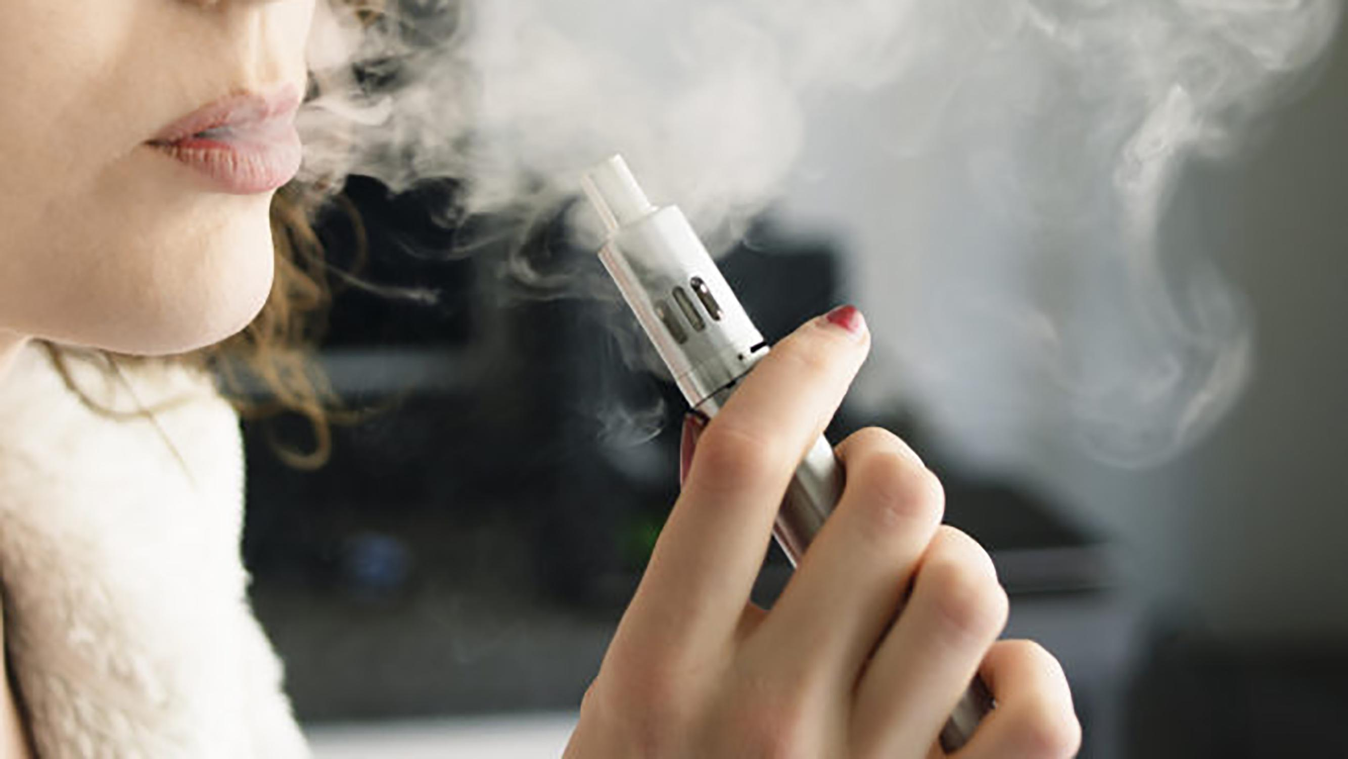 Три аромата духов, которые перебьют табачный запах