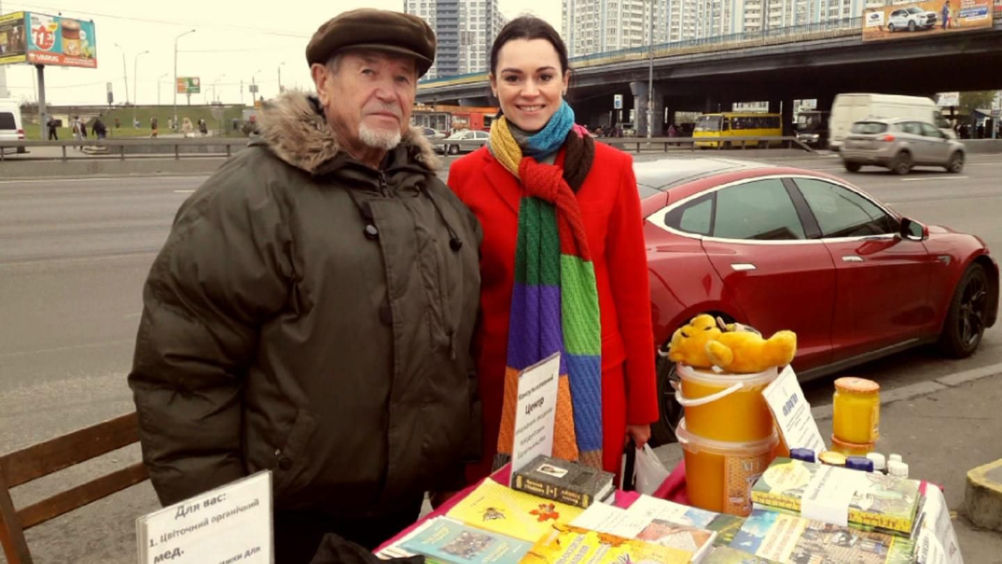 Дедушка, который продавал мед на Tesla, поделился личным и вспомнил о визитах Ющенко